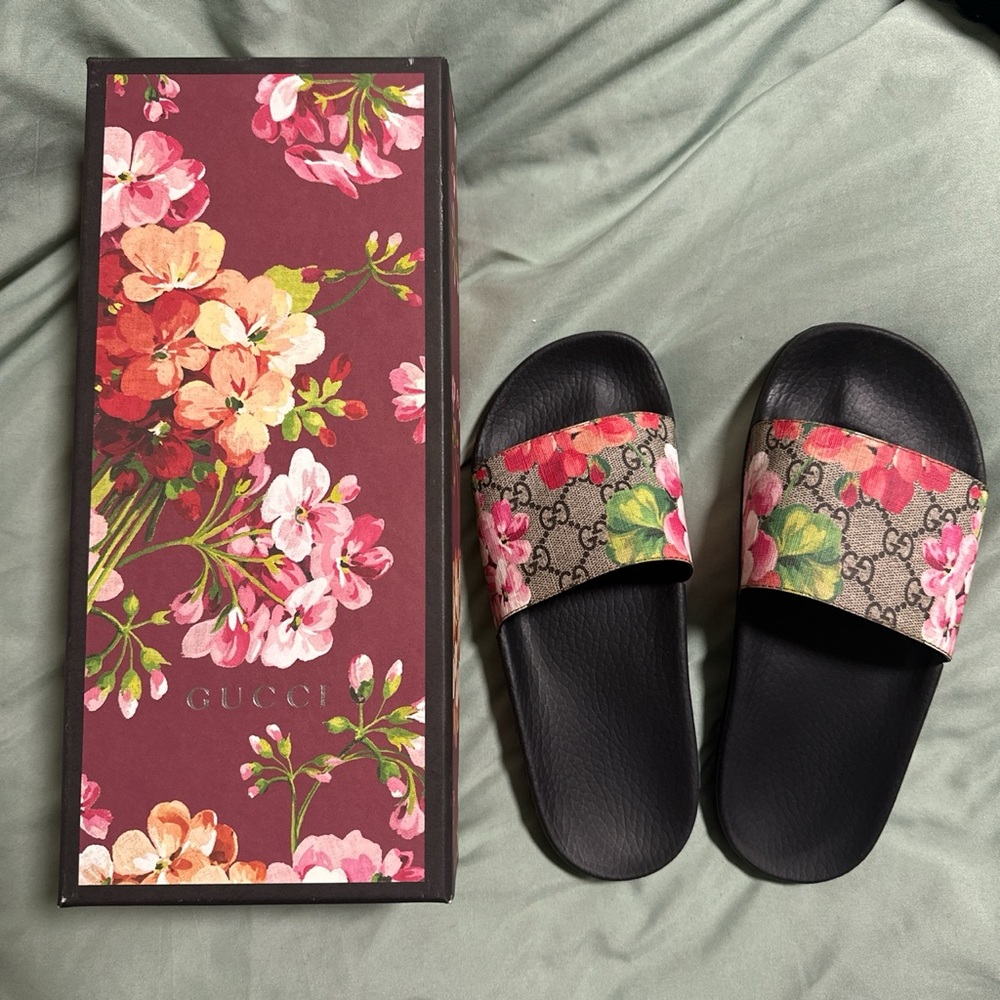 GG GUCCI BLOOMS SUPREME FLORAL SLIDE SANDAL